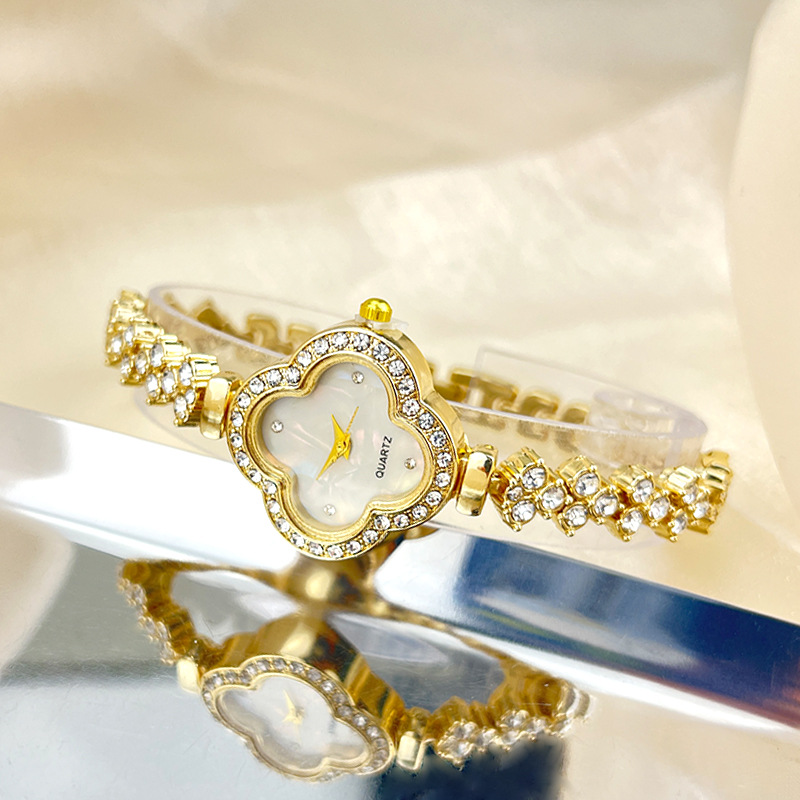 Fashionabla kvartsklocka med diamantinläggning med fyrklöver för kvinnor_voghion.com