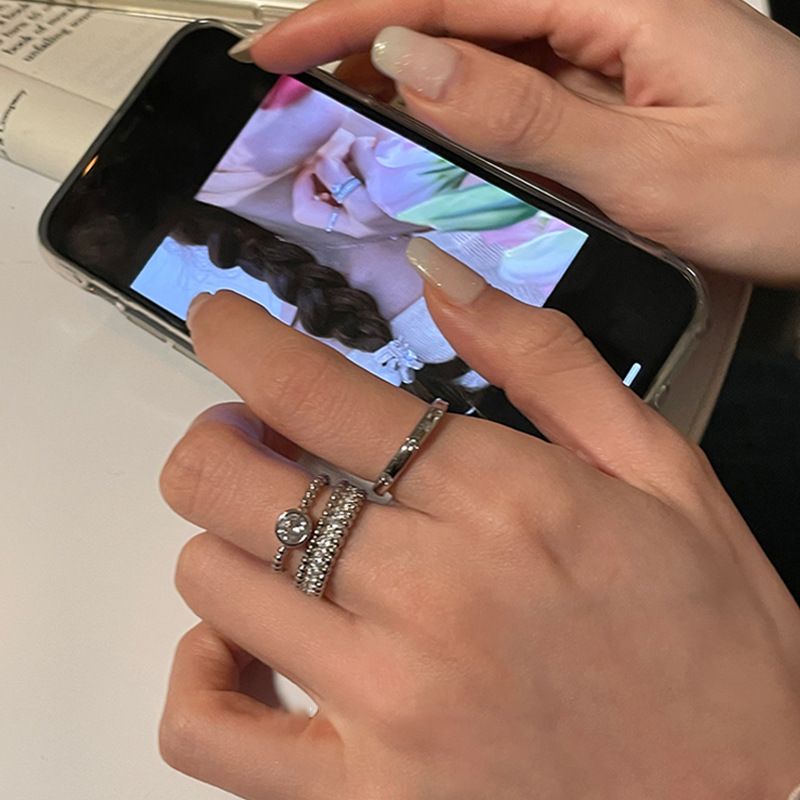 2023 nouvelle conception de niche de luxe légère bague empilable en strass tempérament mode personnalité index bague_voghion.com