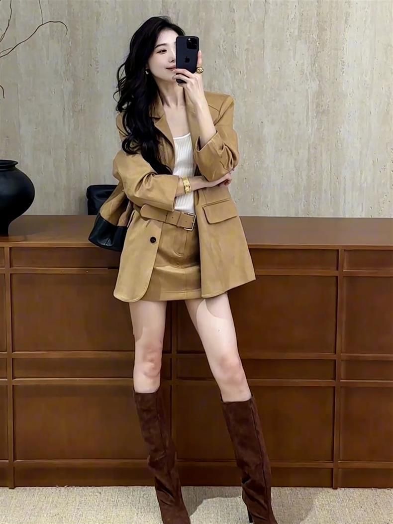 Mädchen-Herbst-Look: Eleganter Schwestern-Style für Damen, kurzer Blazer und Rock in Khaki mit Umlegekragen, professionell für den Alltag._voghion.com