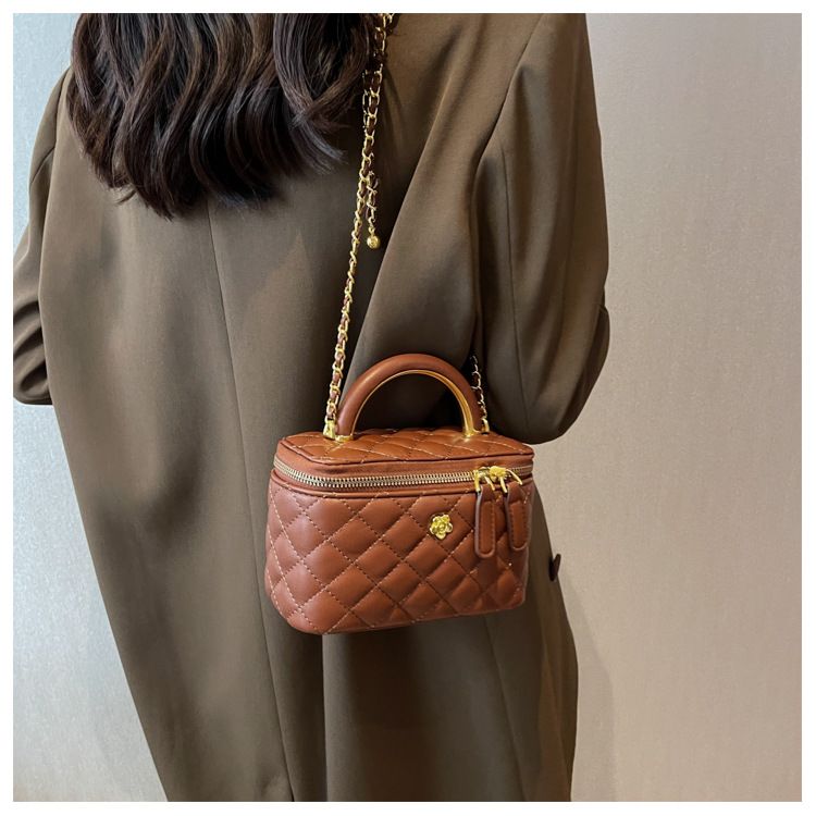 Ins Chain Mode för kvinnor 2024 Ny Lingge mångsidig trendig stil Crossbody Box Handhållen liten fyrkantig väska_voghion.com