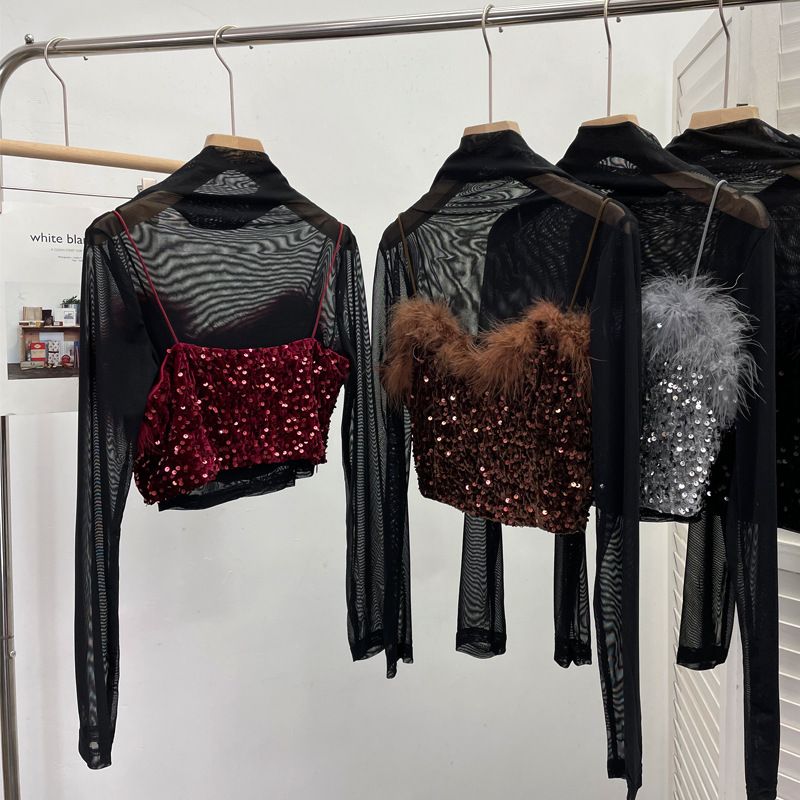 Completo due pezzi con canotta in pelliccia e paillettes + maglietta a maniche lunghe con collo alto e mezza maglia in prospettiva_voghion.com