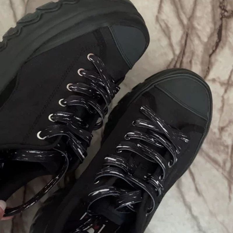 Lacci per scarpe con pennello comico con graffiti bidimensionali in bianco e nero_voghion.com