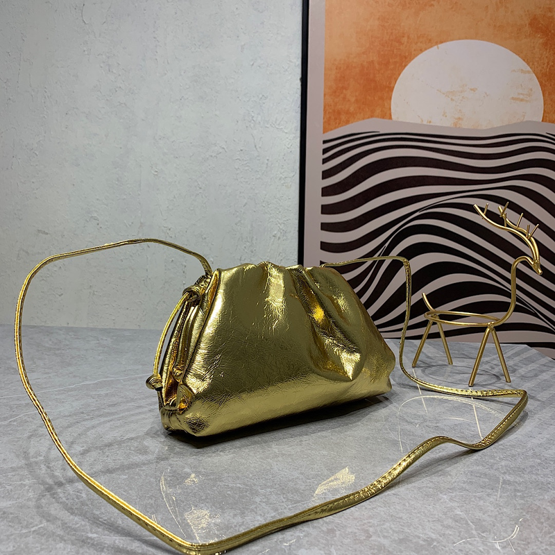 Borse Jodie firmate Borsa Jodie da donna con fondo tondo intrecciato Borsa Jodie Mini Jodie annodata sotto le ascelle in Napa_voghion.com