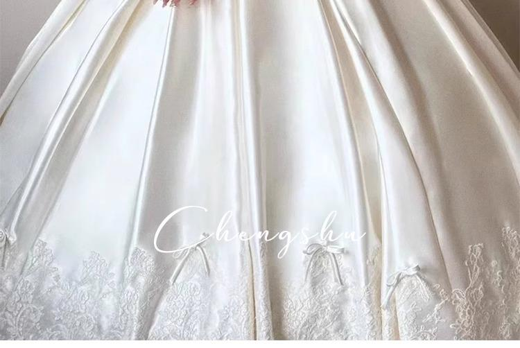 Vintage-Brautkleid aus Spitze – Schlankmachendes A-Linien-Satinkleid mit langen Ärmeln und Schleppe, Prinzessinnenärmeln und Korsettrücken (XS-XXL)_voghion.com