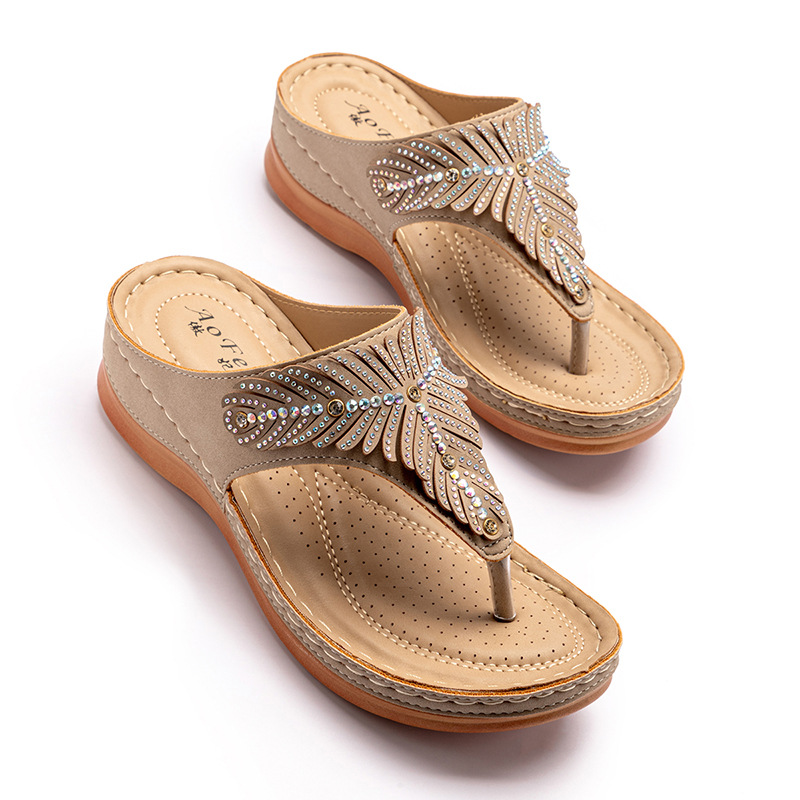 2022 Neue Hausschuhe Damen Sommermode Wasser Diamant Slope Heel Sandalen für Freizeit Urlaub Füße Clip Flip Flops_voghion.com