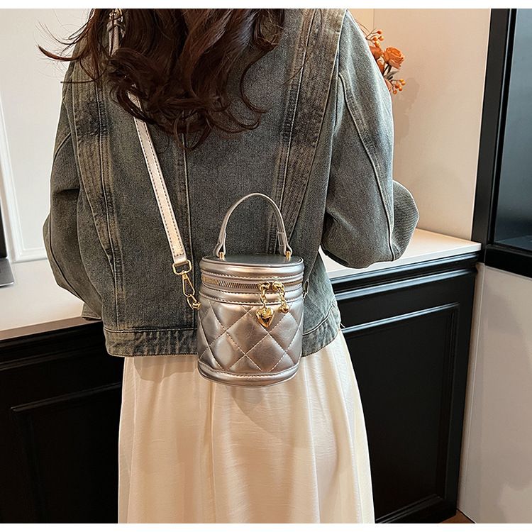 2024 Summer New Fashion Niche Crossbody Bag Texture Diamond Grid Portable Bucket Bag Retro Versatile Small Bag Girl_voghion.com