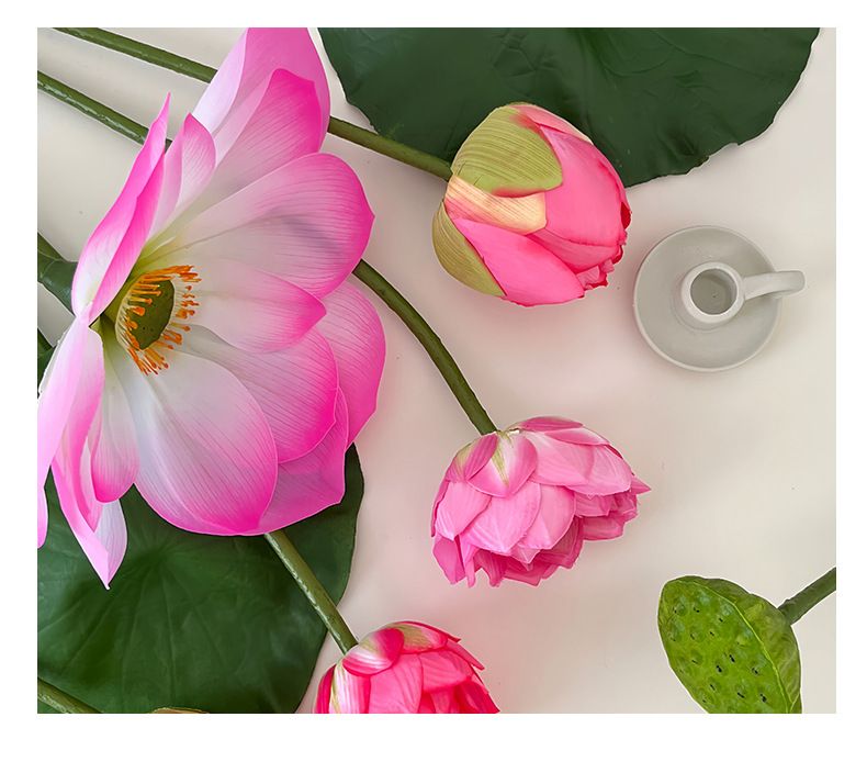Eleganti fiori di loto artificiali con foglie e baccelli per decorazioni per la casa, matrimoni, fotografia - Composizione floreale realistica di peonie di seta_voghion.com