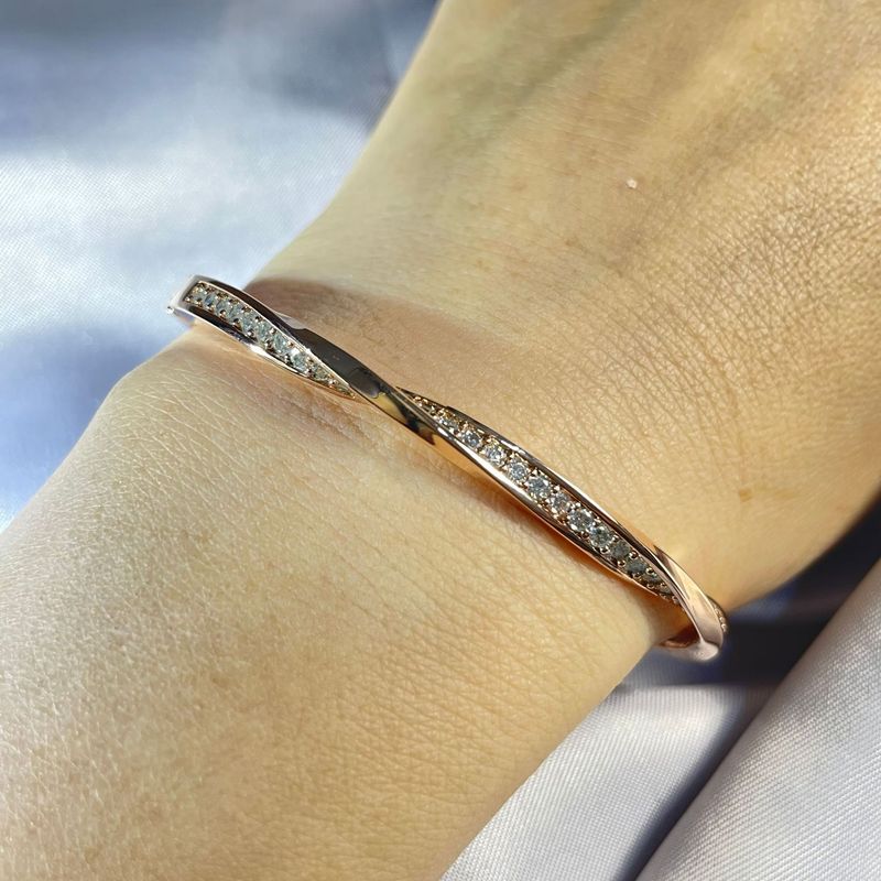 Damenschmuck Gedrehtes Spiralwellenarmband für Mädchen High-End-Stapelarmband Nischendesign Armband mit hoher Farbkonservierung_voghion.com