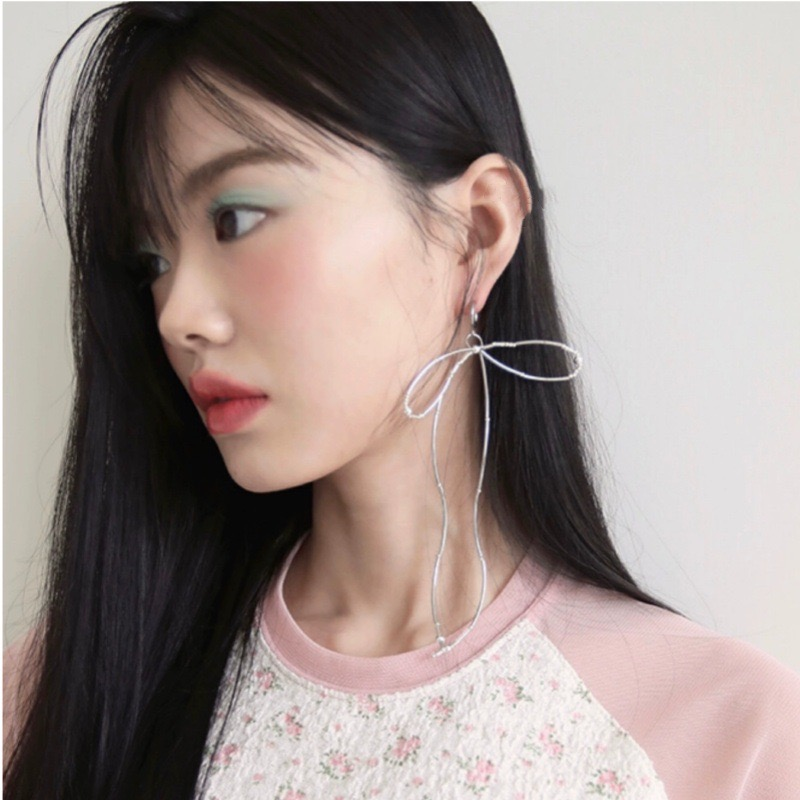 Orecchini pendenti con fiocco di nastro fatti a mano in argento coreano di lusso e leggeri di design_voghion.com