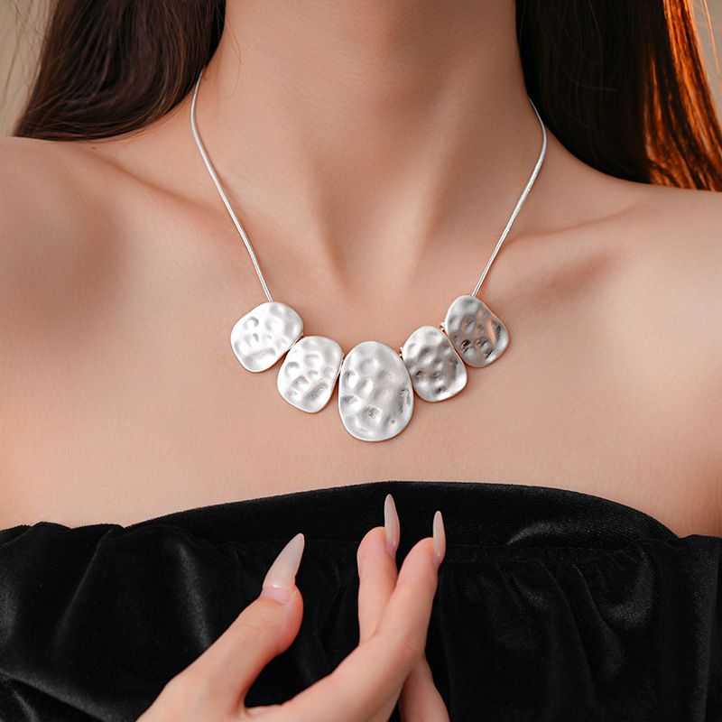 Collana clavicola ovale irregolare metallica piegata_voghion.com