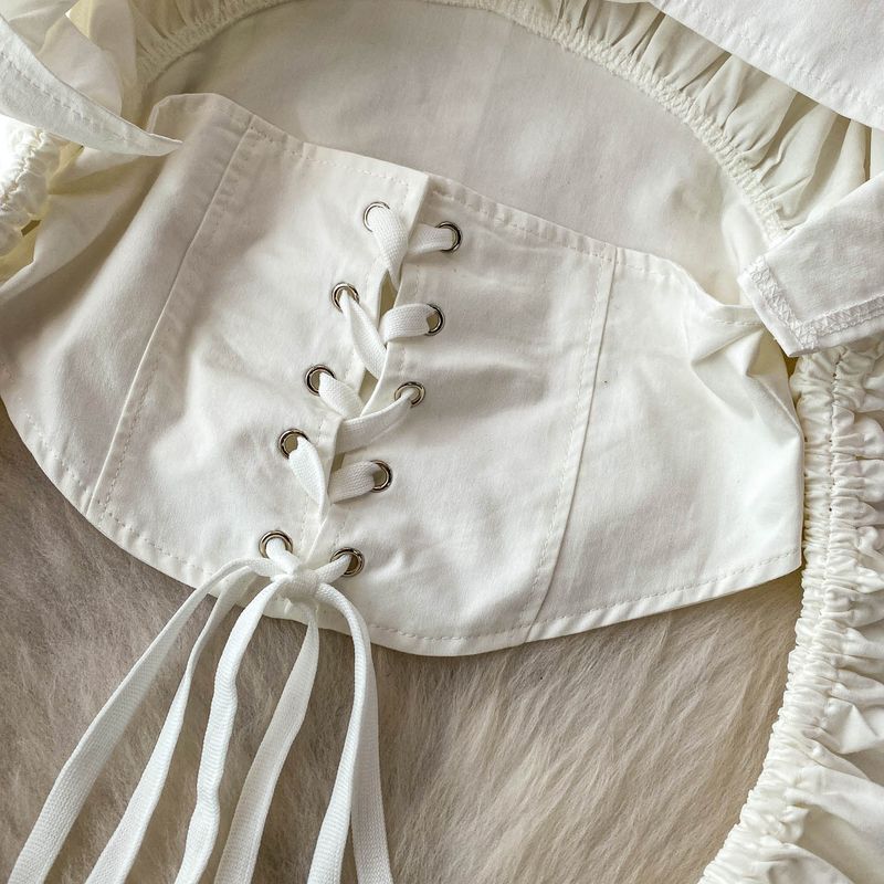 Elegante blusa con lazo en el cuello y mangas acampanadas con volantes: camisa corta de corte entallado para mujer, elegante cuello a capas y diseño que define la cintura en blanco y negro._voghion.com