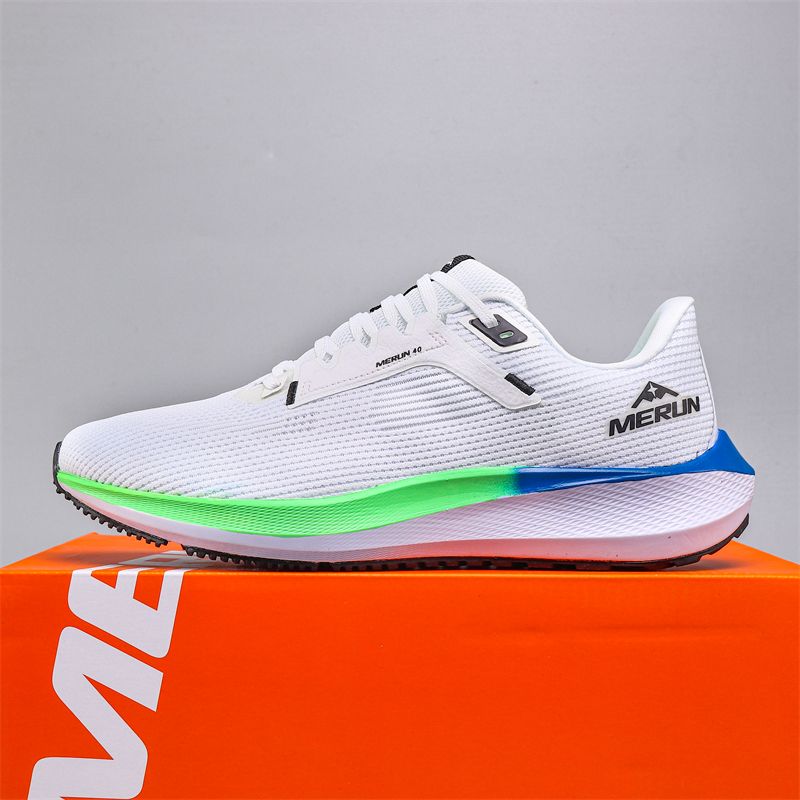 Oddychające buty do biegania wykonane z siateczki i wyposażone w miękkie, elastyczne wkładki zapewniają wygodę i wszechstronne dopasowanie_voghion.com