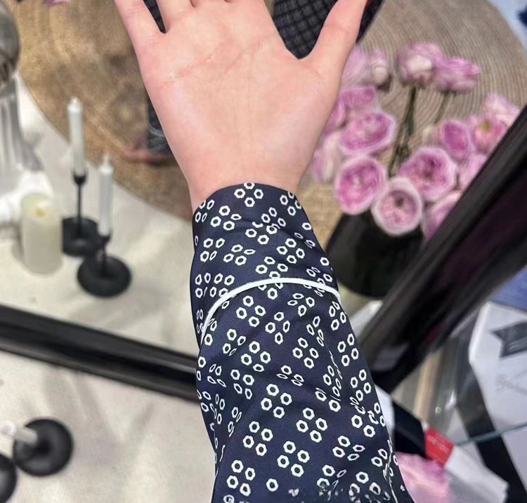 Licht marineblauwe pyjamaset van satijn met vier bladeren voor dames, met herfstmouwen en lange broek. Mode voor thuis._voghion.com