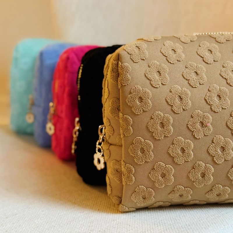 Embossed Daisy Blossom Cosmetic Case_voghion.com