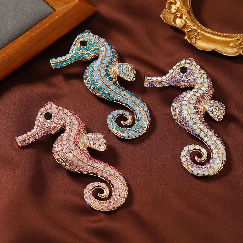 Herbst und Winter süße Strass Seepferdchen Brosche kreative Marine Leben Kleidung Pin Cartoon Dual-Use-Accessoire_voghion.com