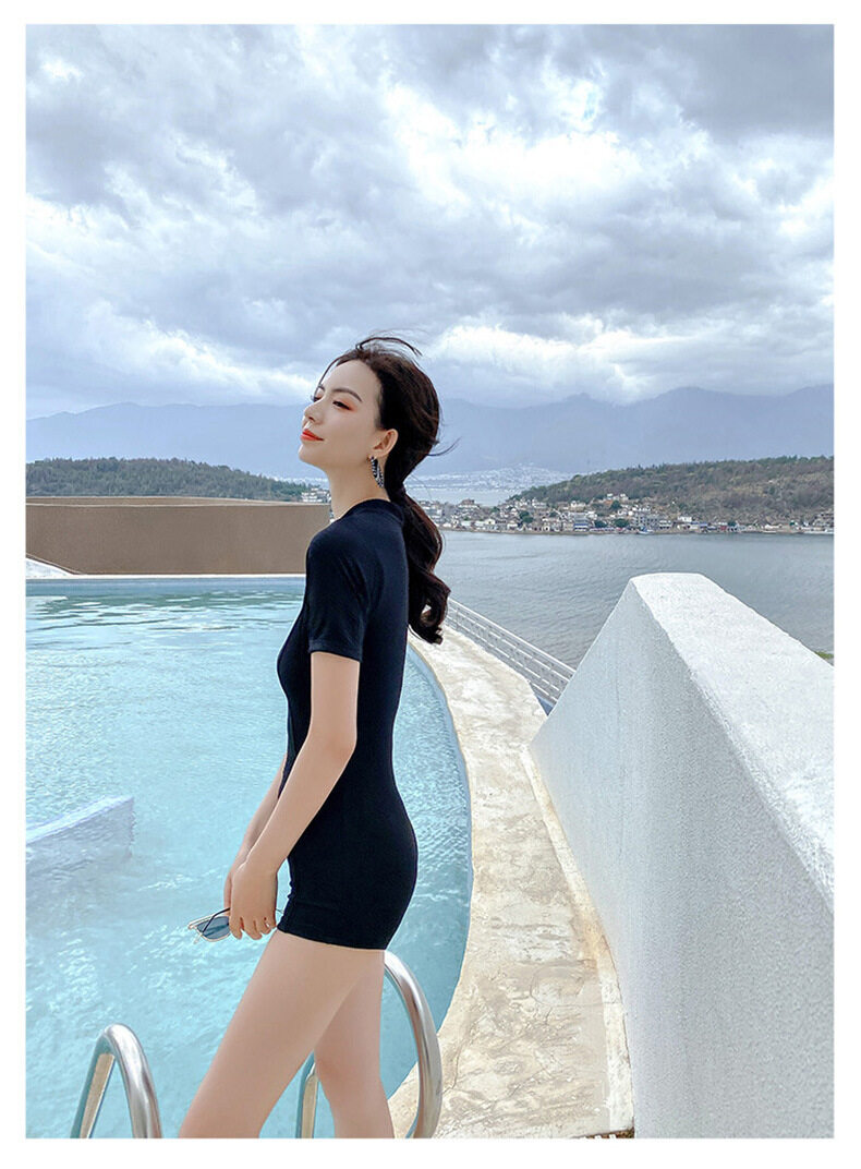 Einteiliger Badeanzug im Strandstil für Damen mit Bauchkontrolle, schwarz-weiße Badeshorts mit halbem Reißverschluss_voghion.com