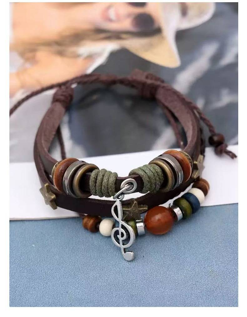 Pulseira de couro com várias camadas e miçangas, pingente exclusivo de nota musical e cordão trançado com miçangas em formato de estrela._voghion.com