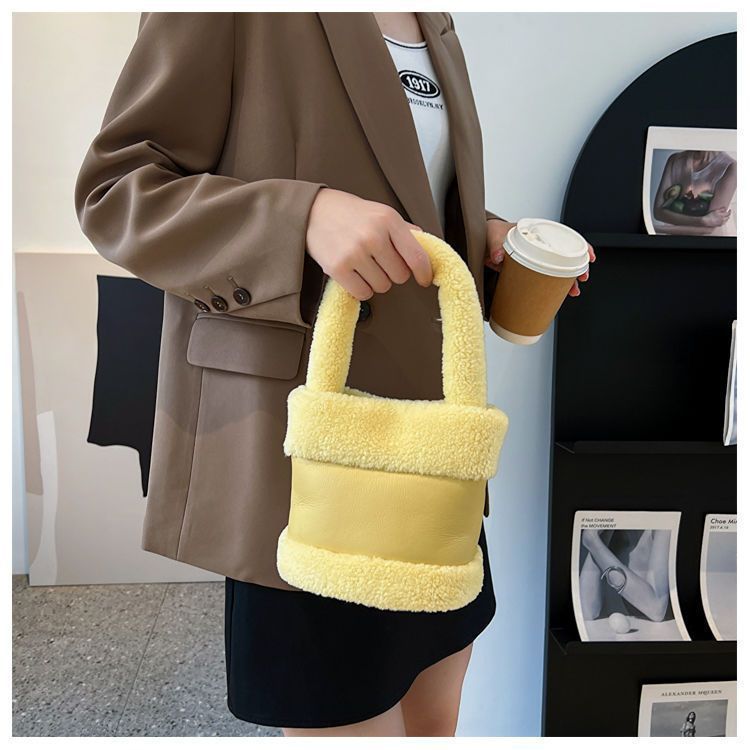 Women's winter new lamb wool splicing hand held mini cute net celebrity bucket bag plush bag_voghion.com