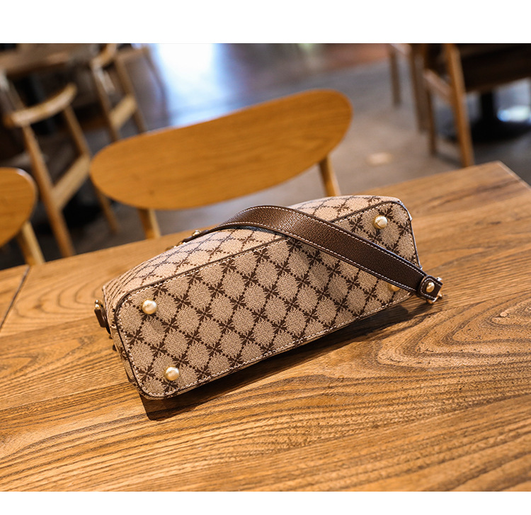 Die neue Damentasche ist eine modische und leicht zu tragende Retro-bedruckte Muscheltasche mit schräger Umhängetasche und Kettenhandtasche_voghion.com