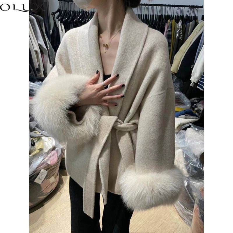 Eleganter Tweedmantel mit Gürtel, 3D-Stickerei und Ärmeln aus Kunstpelz – Übergroßer Longline-Blazer für Damen (Grau, Beige) – Oberbekleidung im Boho-Chic-Stil_voghion.com