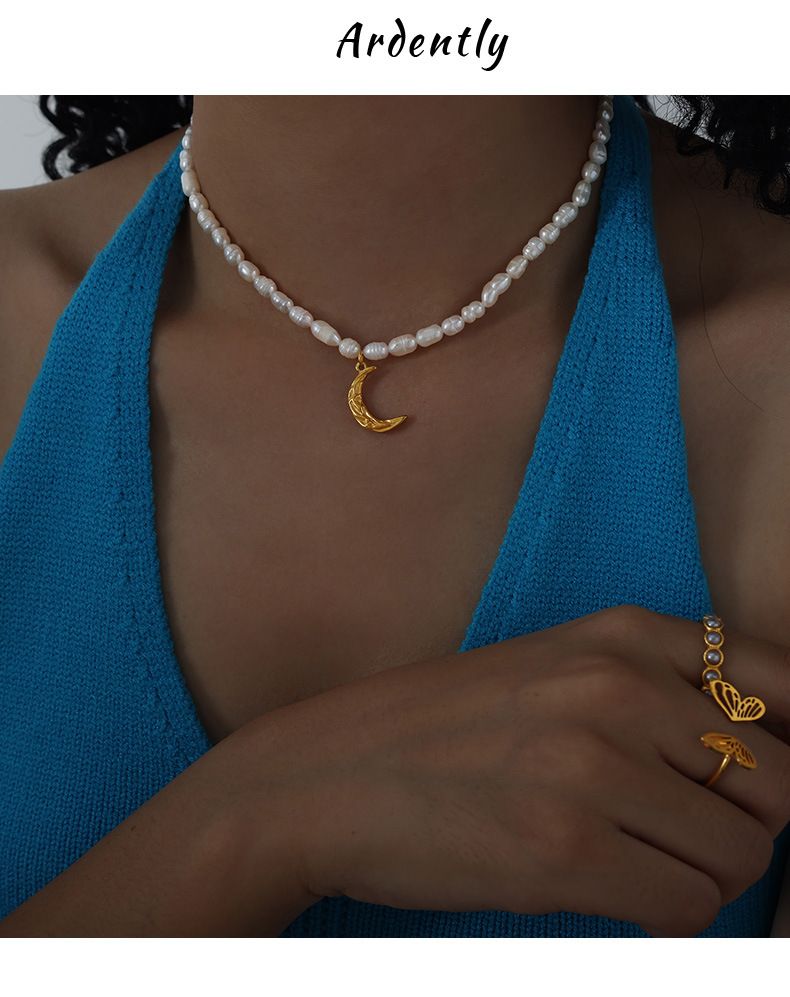 Französische Nischenpersönlichkeit Ins Cool Style Plissee Textur Mond Anhänger Schlüsselbeinkette Titanstahl Süßwasserperle_voghion.com