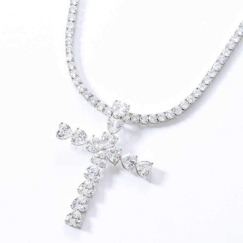 Collana con ciondolo a forma di croce a forma di cuore da uomo, in oro o argento con zirconi cubici, pezzo trendy per stili casual streetwear._voghion.com