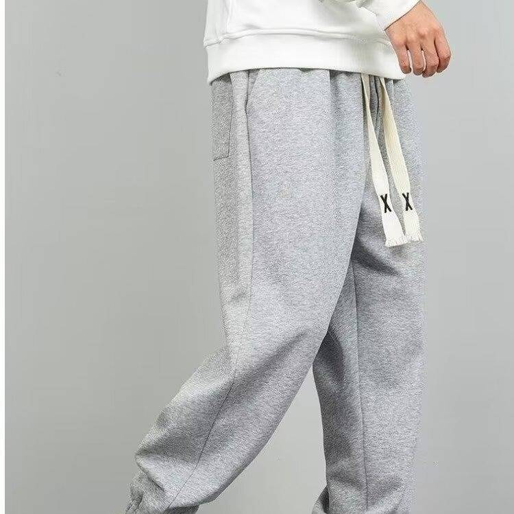 Pantalones deportivos Urban Breeze con dobladillo: ligeros y cortos para un estilo urbano sin esfuerzo._voghion.com