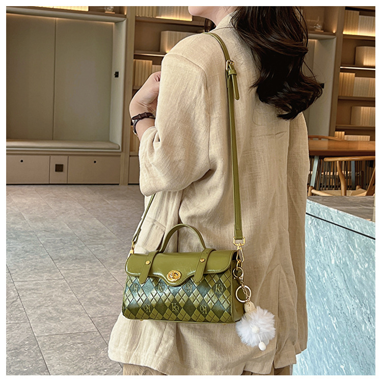 Niche Design Die in diesem Jahr beliebte Unterarmtasche Damen 2023 Sommer Neue tragbare karierte One-Shoulder Messenger kleine quadratische Tasche_voghion.com