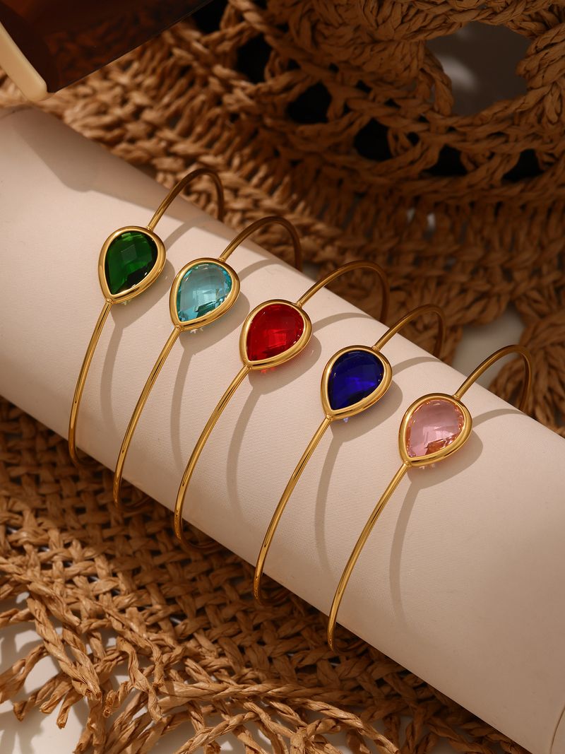 Bracciale da donna in acciaio inossidabile, leggero, lussuoso e minimalista, con zirconi colorati a forma di goccia di zucchero quadrata e apertura regolabile._voghion.com