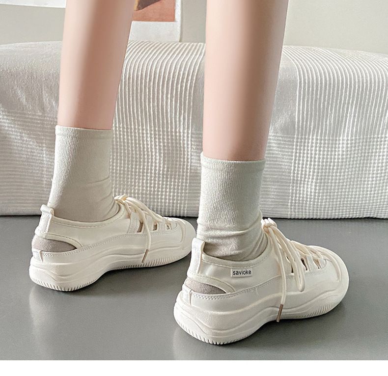 Hohle Segeltuchschuhe weiblich 2024 Sommer neue koreanische Version der Studenten kleine weiße Schuhe weibliche flache ins atmungsaktive Halbpantoffeln_voghion.com