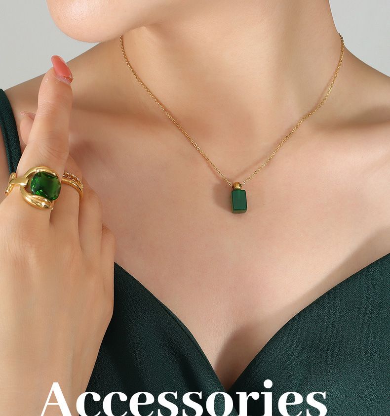 Collana con ciondolo in vetro smeraldo, versatile e minimale, dal design di nicchia, in acciaio al titanio, per donna_voghion.com