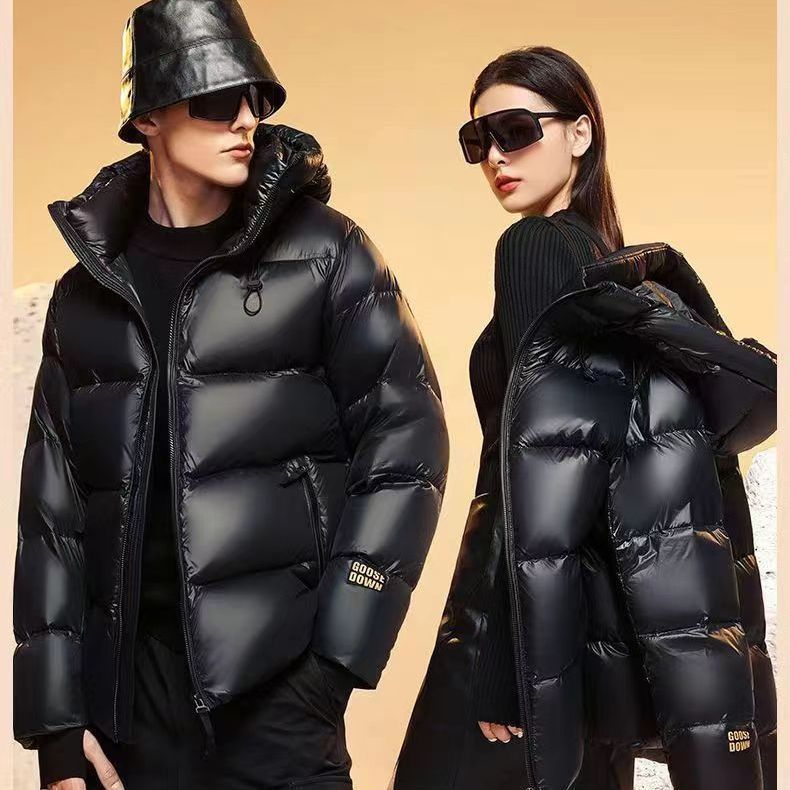 Schwarz-goldene Daunenjacke, weiße Entendaunen in der langen Mode paaren Männer und Frauen mit hundert passenden kurzen, warmen Daunenjacken im Winter_voghion.com