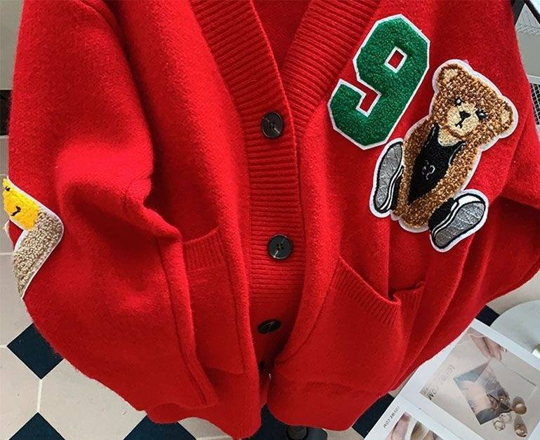 Teddybär-Cardigan mit V-Ausschnitt – Übergroßer Strickpullover aus Acryl (Einheitsgröße) – Weicher und gemütlicher Campus-Chic in Creme/Rot/Marineblau_voghion.com