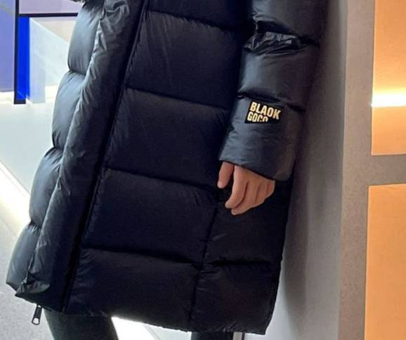 Kids' Long Down Coat With Golden Logo – Knee-Length Winter Puffer Jacket For Boys & Girls (7 Heights, Black)_voghion.com
