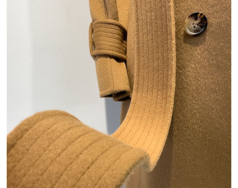 Trench double-face di lusso in misto cashmere e seta per donna – Elegante design con spalle scese, cappotto lungo aderente con drappeggio lusinghiero_voghion.com
