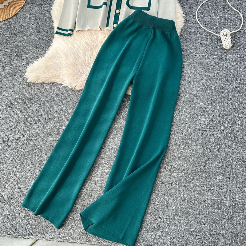 Ropa de mujer de estilo relajado, colores contrastantes de moda, solapa con botones metálicos, suéter de manga larga y pantalones anchos de cintura alta._voghion.com