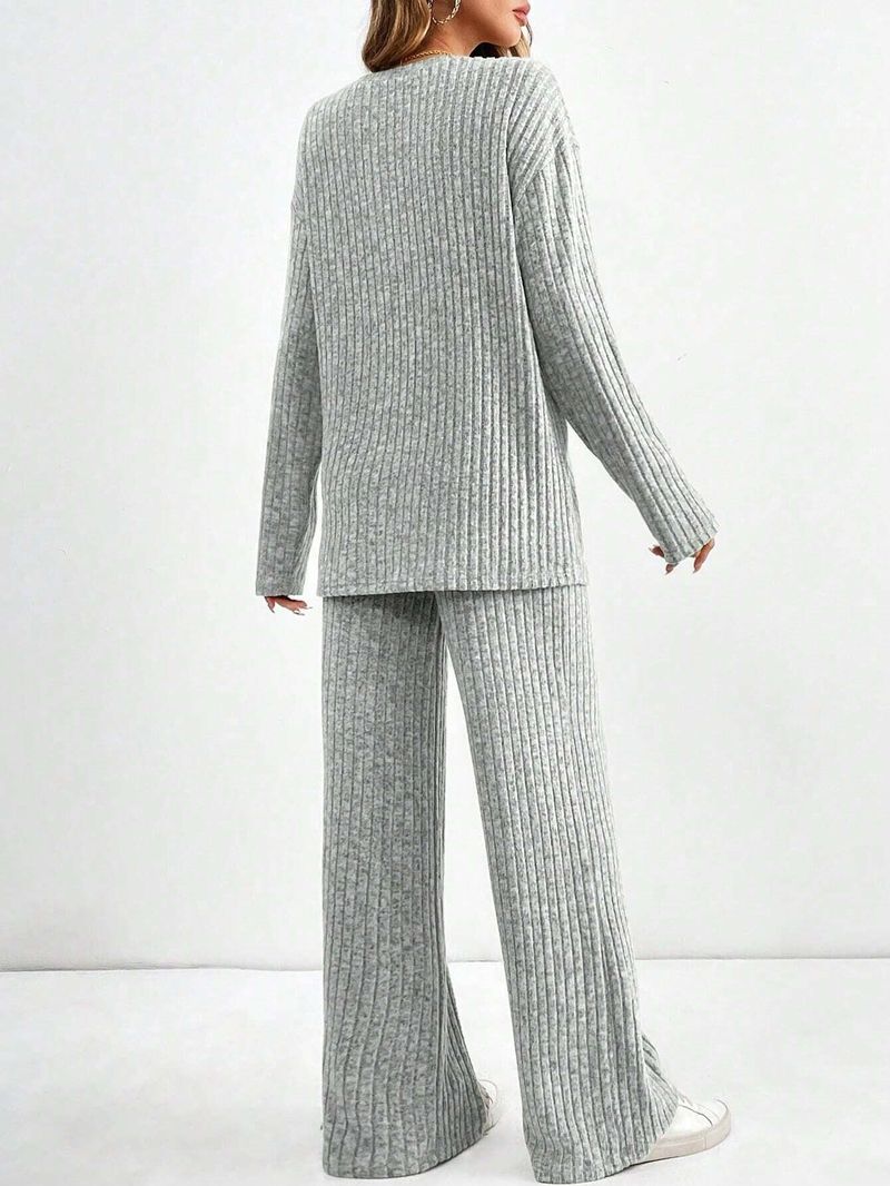 Completo in maglia da donna composto da due pezzi: top a coste con scollo a V e pantaloni a gamba dritta, elegante outfit casual per l'autunno_voghion.com