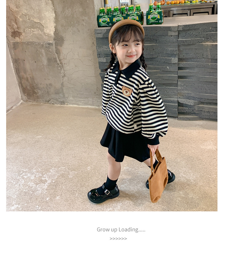 Versione coreana della nuova bambina autunnale del 2023 con felpa con cappuccio a forma di orsetto a righe e gonna corta a pieghe in due pezzi_voghion.com