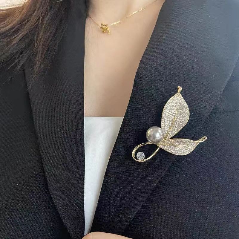 High end and high-end color retention copper inlaid with zircon leaves, gray pearl brooch, temperament, suit jacket,_voghion.com