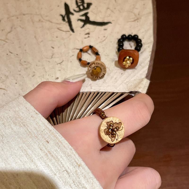 Anello per indice a strati personalizzato con cordino da mano, in stile vintage marrone con perline ceche, vetro e legno._voghion.com
