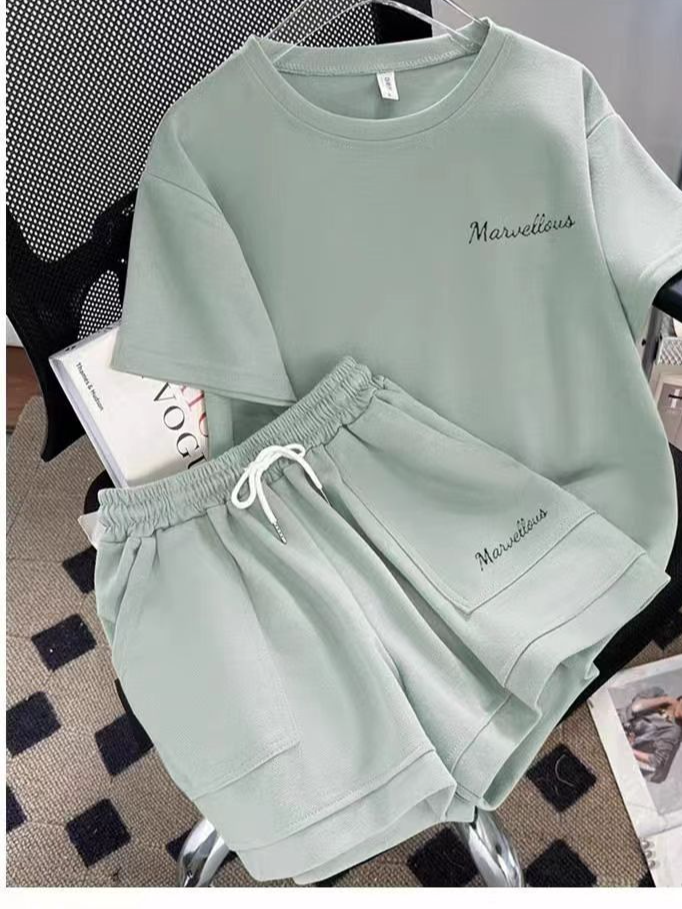 Versione abbigliamento donna, pantaloncini larghi versatili a maniche corte, completo alla moda in due pezzi_voghion.com