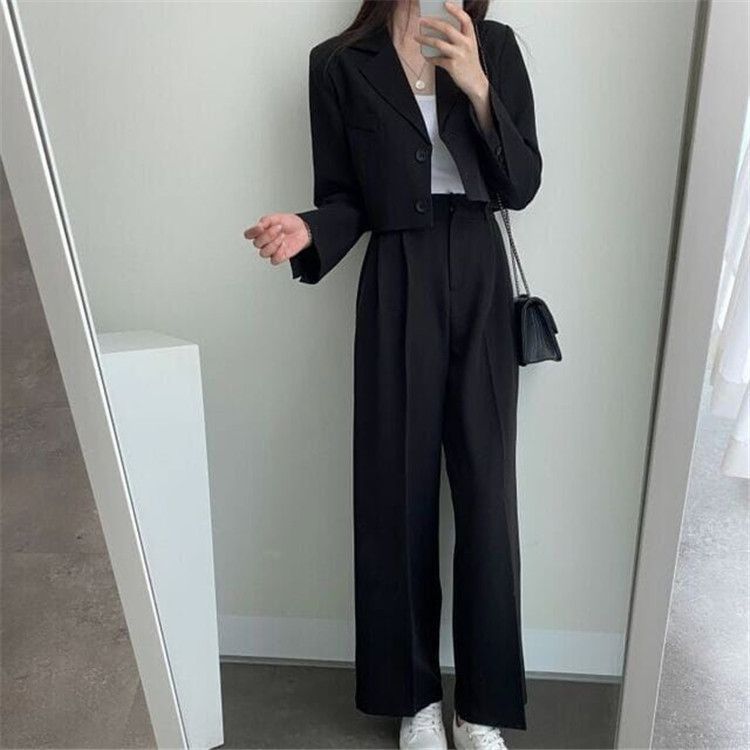 Completo da donna in stile coreano chic con blazer con risvolto, giacca corta a maniche lunghe e gamba larga a vita alta e lungo fino al pavimento_voghion.com