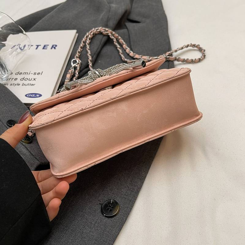 2024 Neue Damenhandtasche, europäische und amerikanische Mode, trendige Metallschließe, Schleifendekor, kompakte und leichte Schulter-/Umhängetasche_voghion.com