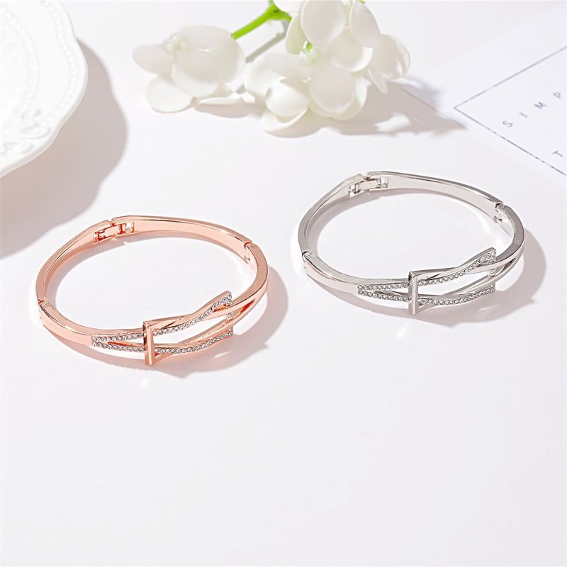 popular Elegant Geometric Cross Knotted Design Simple Commuter Dia Bracelet_voghion.com