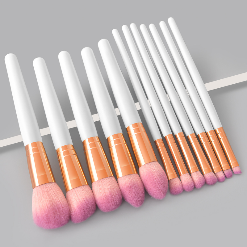 12dílná sada bílých profesionálních štětců na make-up_voghion.com