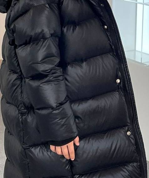 Kids' Long Down Coat With Golden Logo – Knee-Length Winter Puffer Jacket For Boys & Girls (7 Heights, Black)_voghion.com