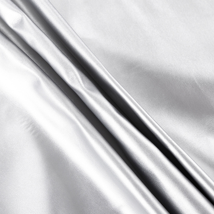 Los nuevos productos de otoño para mujer llegan con una falda plateada delgada a la cadera y una falda de cuero PU._voghion.com