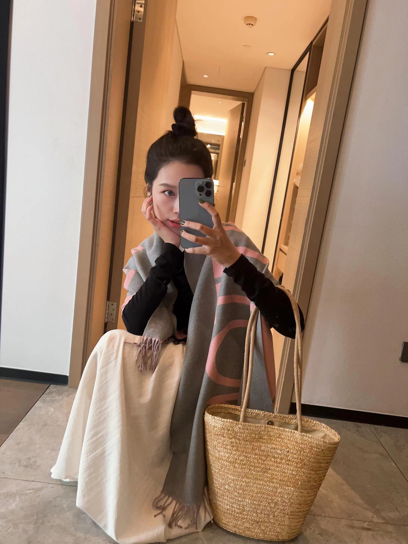 Leichte Luxus-Designmodelle, klassische weibliche Buchstaben, Jacquard, kalt, warm, Herbst und Winter 2023, Kaschmir-Schal, Schal außerhalb der Fahrt_voghion.com