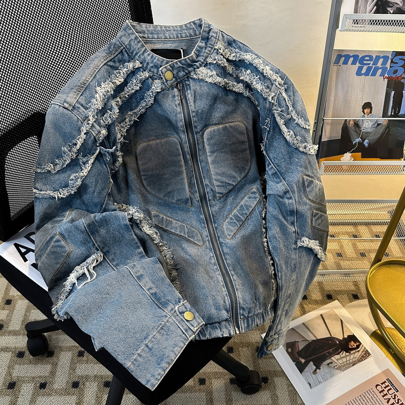 Herrenbekleidung: Amerikanische, strapazierfähige, kurze Jacke mit geprägten Schulterpolstern, robuste, im Retro-Stil gehaltene Denim-Reitjacke mit Stehkragen und rohen Kanten_voghion.com