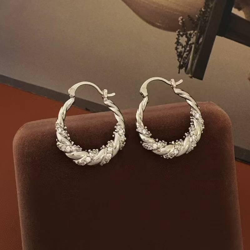 A pair of copper plated real gold European and American new wave twist winding ear ring light luxury small inlaid zircon ear buckle_voghion.com
